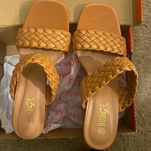 Rouge GOALIE size 10. Tan shoe